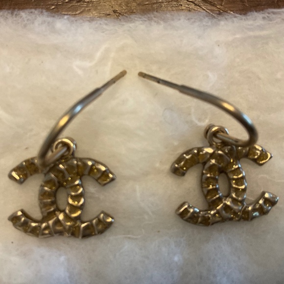 CHANEL Gold CC Logo Drop Earrings - Picture 1 of 4